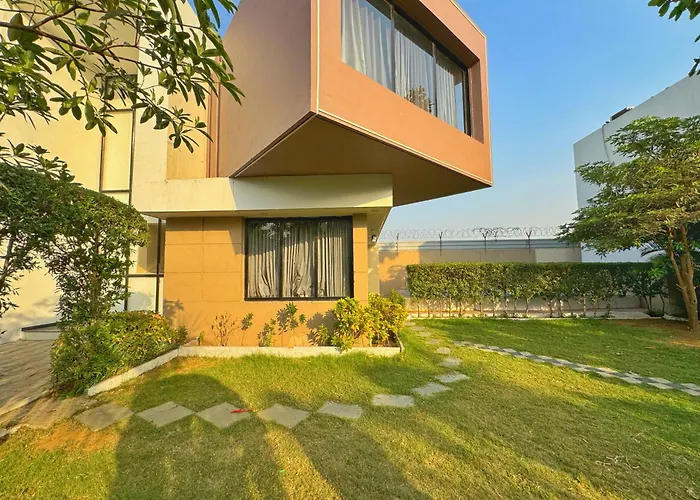 Castillo The Villa Near Kamrej